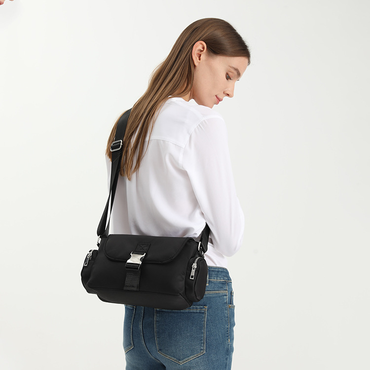 Solid color large capacity fitness messenger bag A86